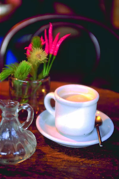 Xícara Café Com Flores Mesa Madeira — Fotografia de Stock