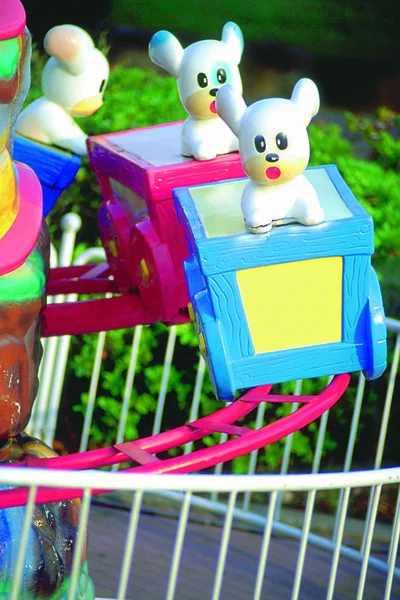 Lunaparkta Açık Hava Renkli Çocuklar Atlıkarınca Gibi — Stok fotoğraf