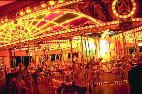 Evening View Illuminated Amusement Park Ride — Stock Photo, Image