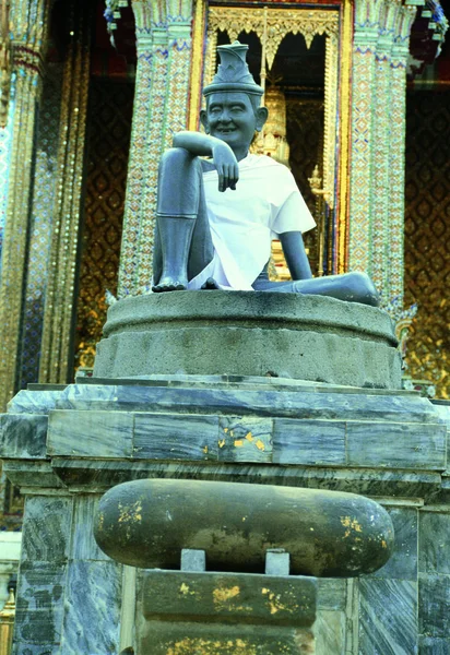 Standbeelden Het Interieur Van Boeddha Tempel Zuidoost Azië Overdag Uitzicht — Stockfoto