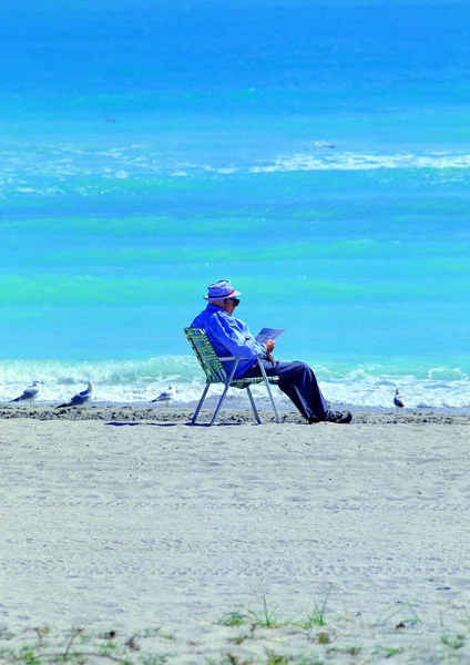 Старший Чоловік Сидить Пляжі — стокове фото