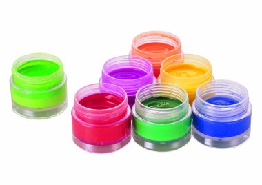 beyaz arka plan üzerinde canları guaj boya