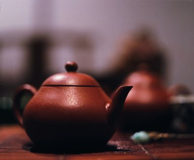 Asya çay seremonisinin antika çanak çömlekle yakın çekimi