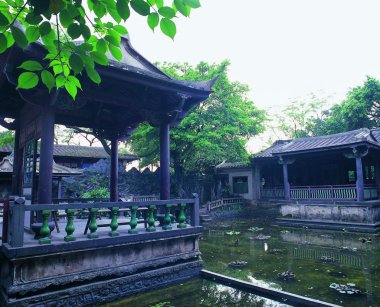 Parktaki eski ahşap çardaklar ve gölet.