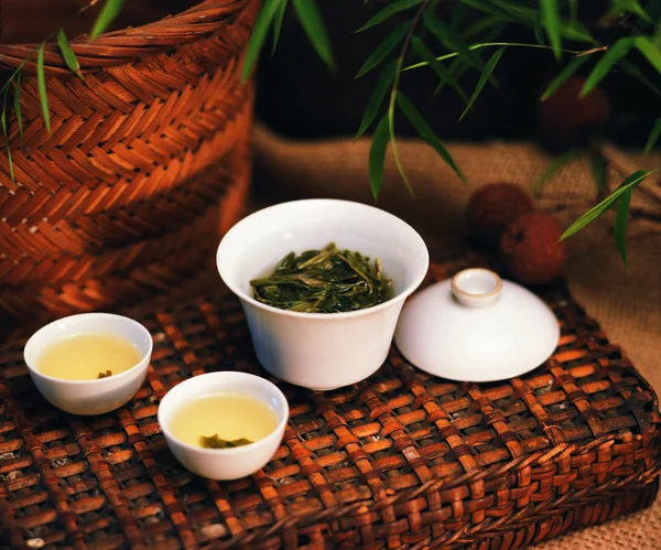 Asya çay seremonisinin antika çanak çömlekle yakın çekimi
