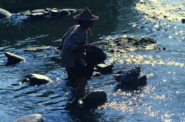 Asiatique Homme Pêcheur Dans Chapeau Dans Eau — Photo