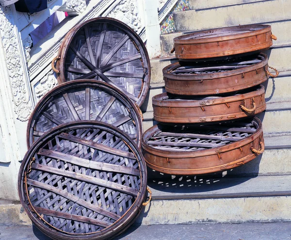 Holzdeckel Auf Der Straße Hintergrund Nahaufnahme — Stockfoto