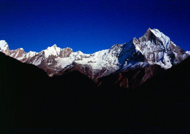 Karlı dağların manzarası