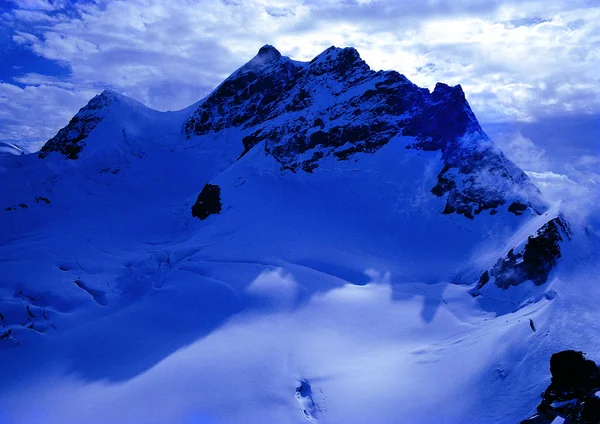 多雪的高山景观 — 图库照片