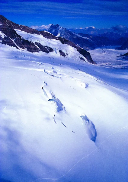 Landschaft Aus Schneebedeckten Bergen — Stockfoto