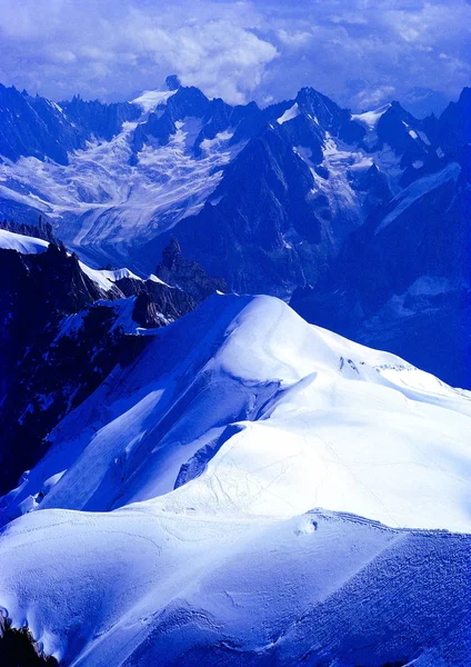 Landschaft Aus Schneebedeckten Bergen — Stockfoto