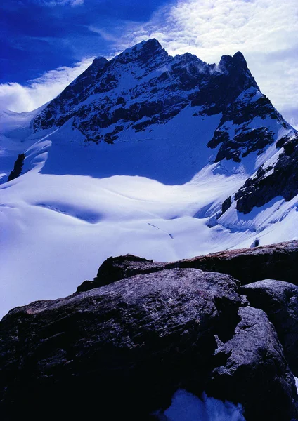 Landschaft Aus Schneebedeckten Bergen — Stockfoto