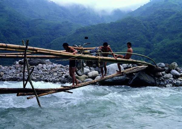 Asiatique Les Hommes Avec Moto Sur Rivière — Photo