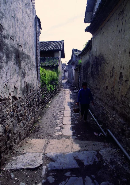 街の古い通りを背景に旅の場所を — ストック写真