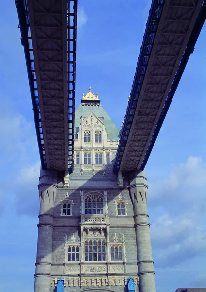 Vista Edifício Com Ponte Lugar Viagem Fundo — Fotografia de Stock