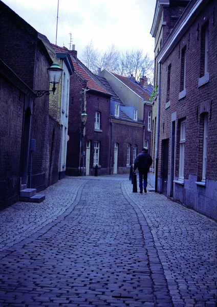 旧市街を背景に旅をし — ストック写真