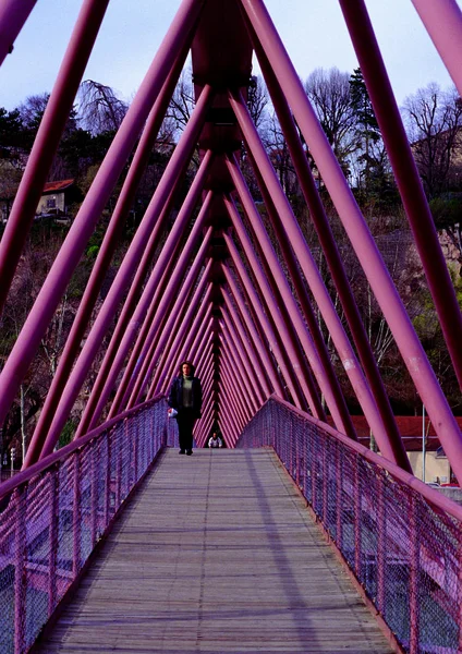 Sebuah Gambar Vertikal Dari Seorang Wanita Cantik Berjalan Atas Jembatan Stok Gambar