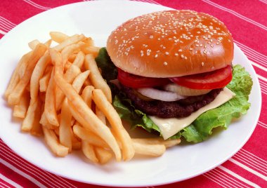 Dilimlenmiş sebzeli et burger, abur cubur. 