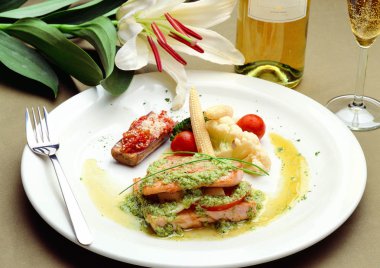 Restoran yemeklerine yakın çekim. Tabakta balık ve sebze var.