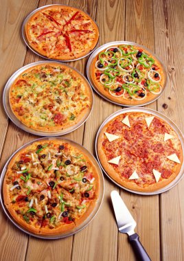 Lezzetli İtalyan pizzalarının yakın çekimi.