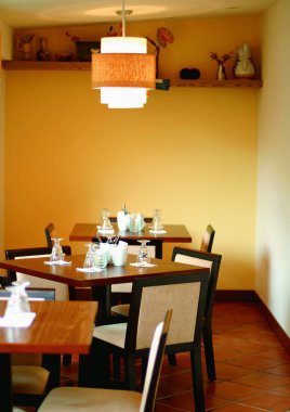 Şehirdeki bir restoranın içinde, seyahat konsepti