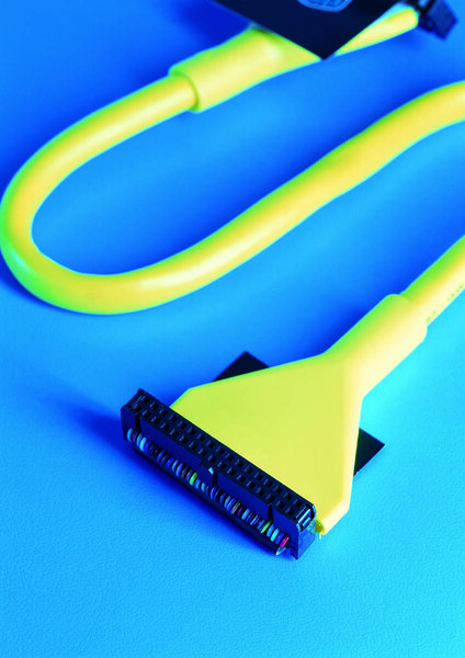 Желтый кабель на синем фоне 