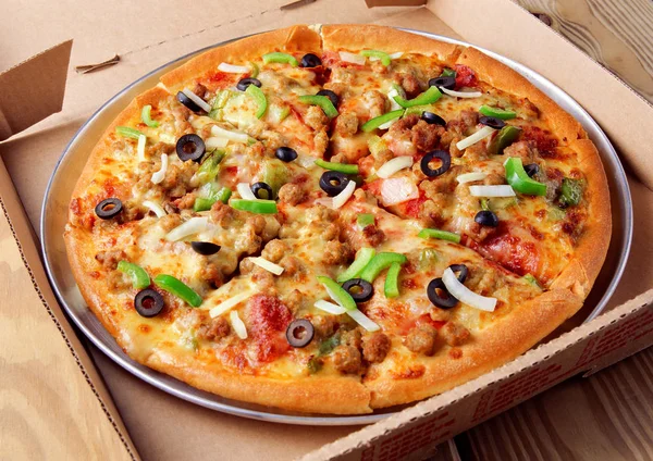 Lezzetli İtalyan pizzasının yakın çekimi.