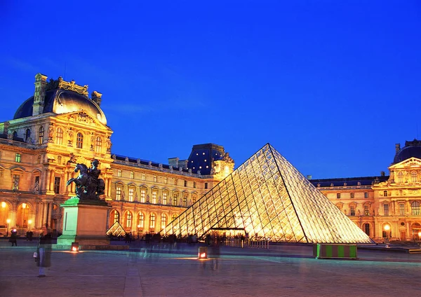 Uitzicht Glaspiramide Van Het Louvre Parijs — Stockfoto