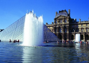 Paris 'teki Louvre Müzesi' nin Cam Piramidi