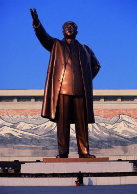 Kuzey Kore, Pyongyang, Kuzey Kore 'deki Mansudae Anıtı. Mansudae, DPRK 'nin son liderlerinin en saygın anıtıdır..