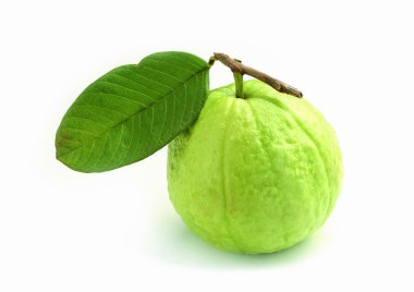 beyaz arka plan izole yeşil yapraklı taze Guava meyve