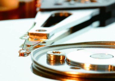 beyaz zemin üzerinde sabit disk 
