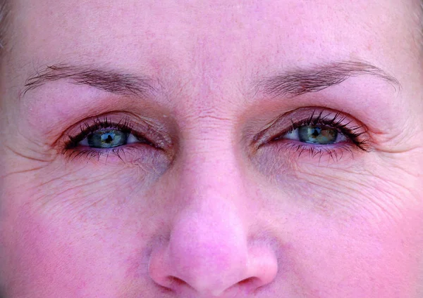Primer Plano Cara Una Mujer Con Ojos Azules —  Fotos de Stock