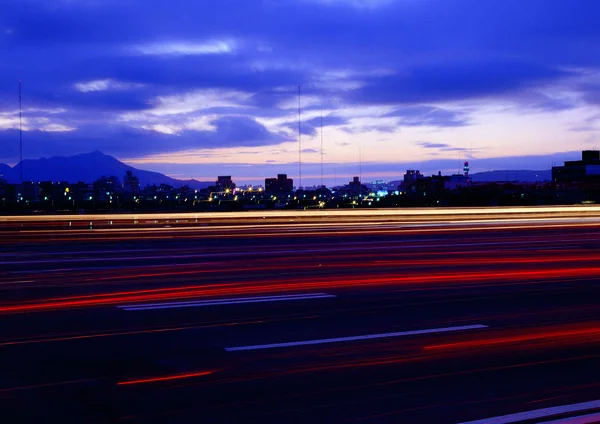 Luzes Coloridas Transporte Movimento Noite Conceito Fluxo Tempo — Fotografia de Stock