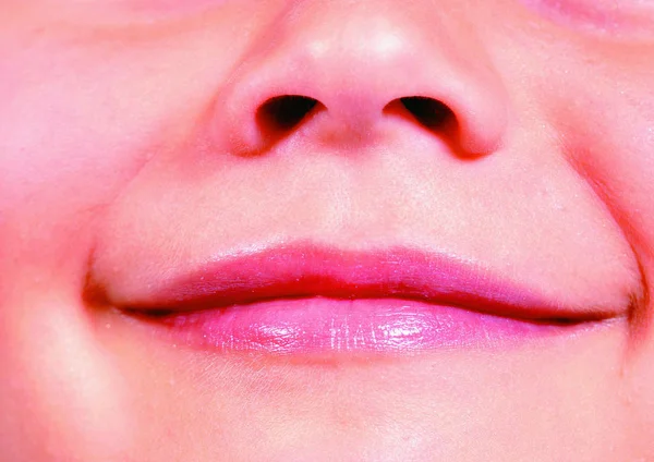 Zbliżenie Się Pięknej Młodej Kobiety Różową Szminką Ustach — Zdjęcie stockowe