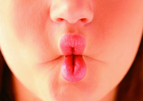 Close Van Een Mooie Jonge Vrouw Met Roze Lippenstift Haar — Stockfoto