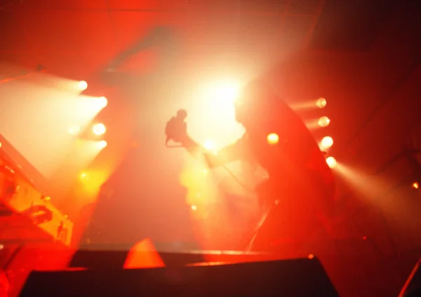 赤い光の中で燃えるミュージシャンのシルエット 抽象的な背景 — ストック写真