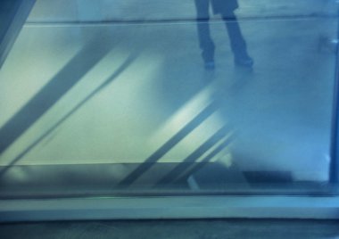 Bacakları ve penceresi olan şehrin soyut arkaplanı