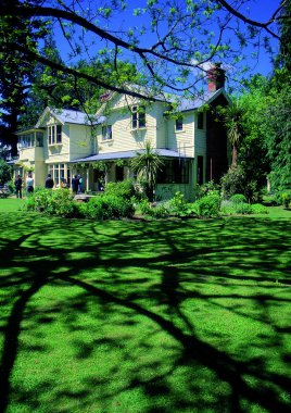 Doğanın arka planında güzel bir ev manzarası