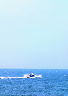 Gündüz vakti denizde tekne 