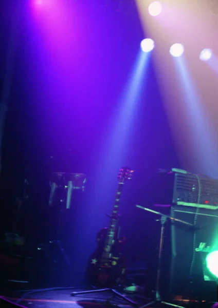 ギターを背景にしたステージライト — ストック写真