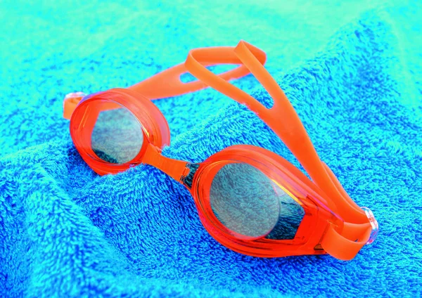 Fermer Les Lunettes Natation Serviette — Photo