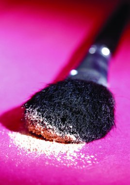 Pembe arka planda makyaj için kızartıcı.