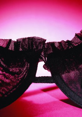 Pembe arka planda bayan sutyen