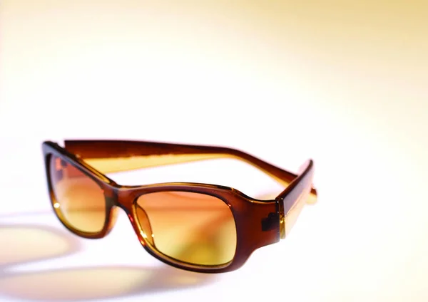 Beyaz Arkaplanda Izole Edilmiş Güneş Gözlükleri — Stok fotoğraf