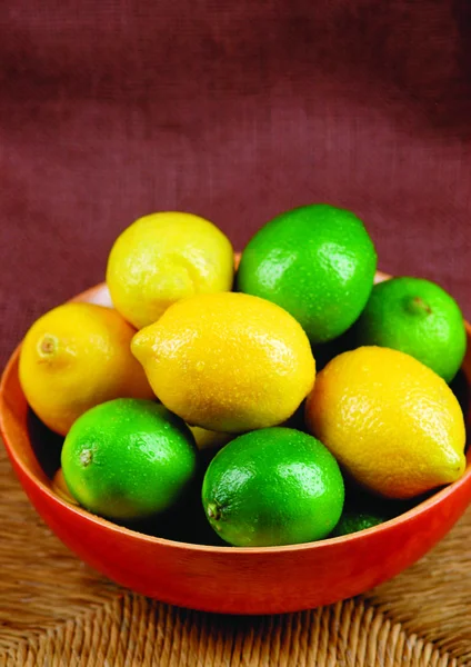 Close View Dari Lemon Dan Limau Dalam Mangkuk — Stok Foto