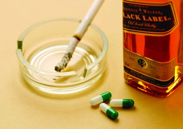 Whisky Avec Cigarette Pilules Sur Table — Photo