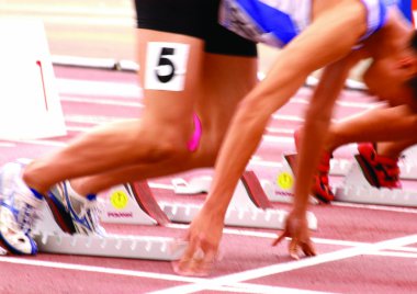 Erkekler yolda koşuyor 