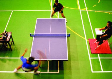 Masa tenisi oynayan adamlar