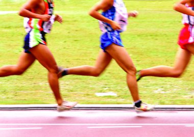 Gençler stadyumda koşuyor..